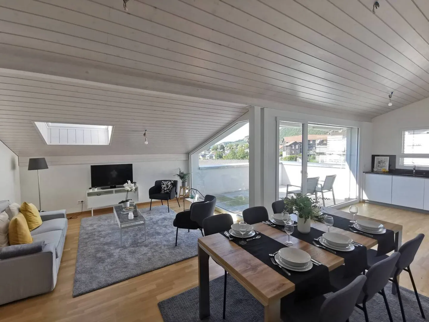 Appartement spacieux et lumineux de 4,5 pièces - disponible immédiatement - Photo 1 sur 7