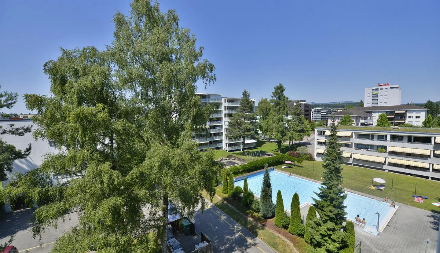 Rarità: appartamento tranquillo di 3,5 locali con balcone a Steinhausen - Foto 4 di 5