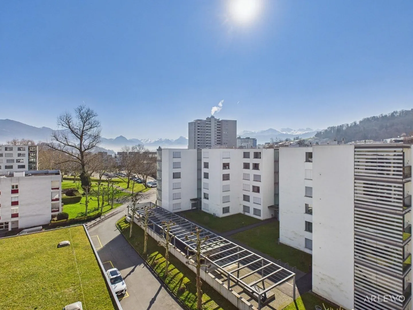 Oasi di benessere con vista: Vivere moderno in una posizione centrale e tranquilla - Foto 1 di 13