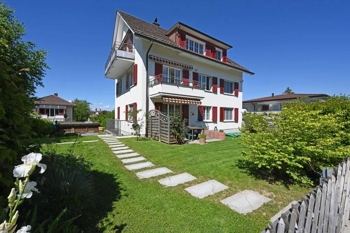 Familienfreundliches Dreifamilienhaus - Foto 1 von 3