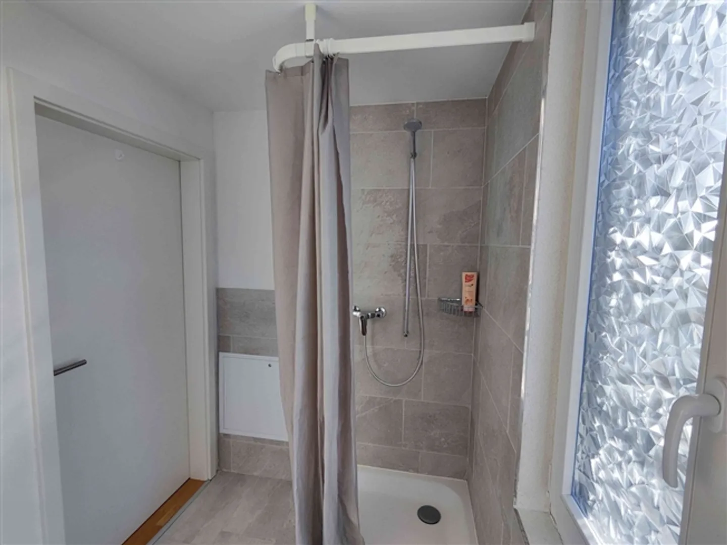 POUR UNE PERSONNE SEULE À ALTSTÄTTEN (SG), MEUBLÉ, TEMPORAIRE - Photo 7 sur 10