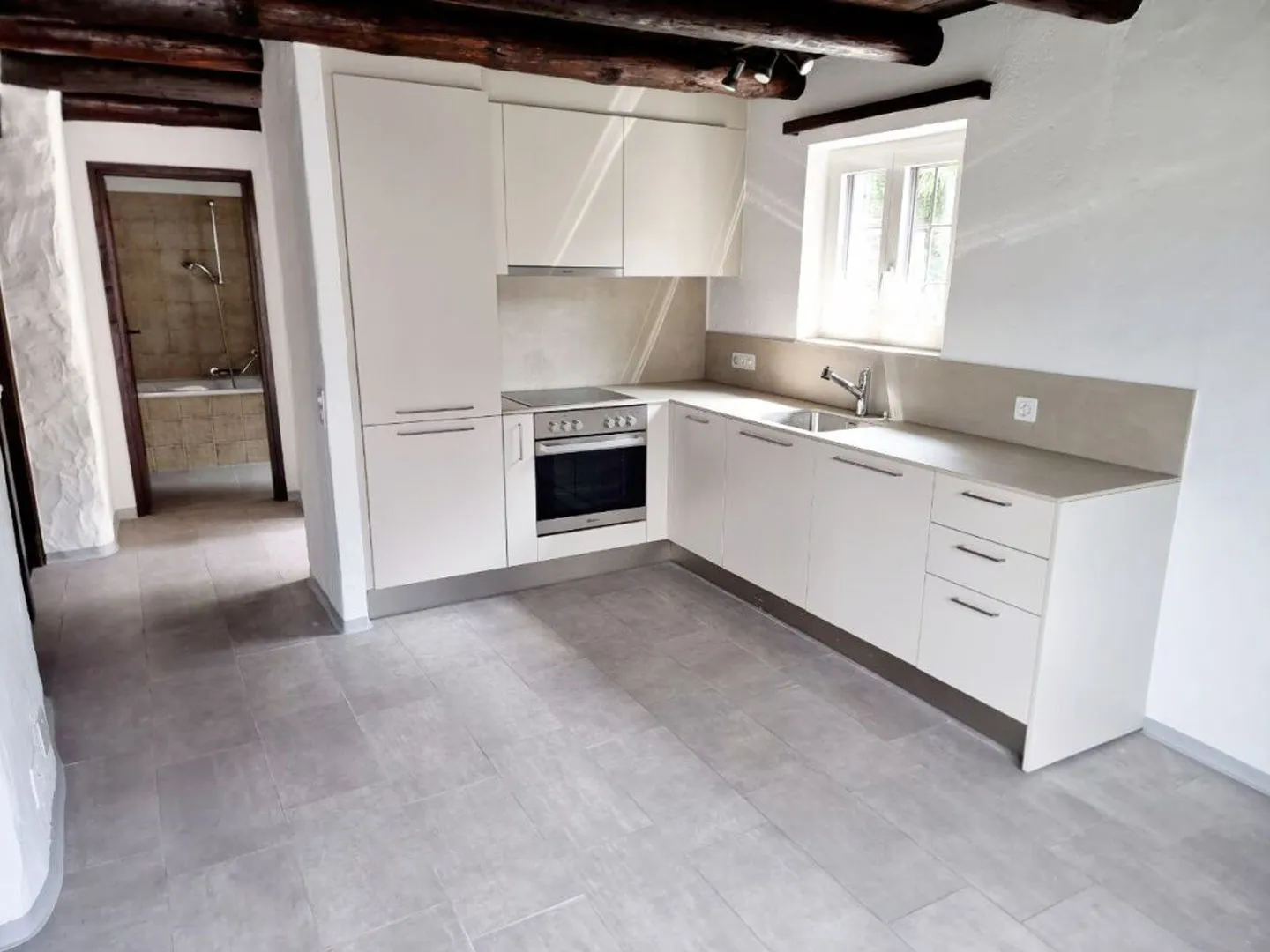 Casa unifamiliare di 4 ½ locali con giardino e rustico annesso | 4 ½-Zimmer-Einfamilienhaus mit Garten und angebautem Rustico - Foto 4 di 8