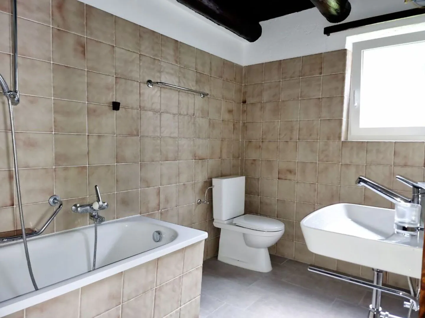Casa unifamiliare di 4 ½ locali con giardino e rustico annesso | 4 ½-Zimmer-Einfamilienhaus mit Garten und angebautem Rustico - Foto 6 di 8