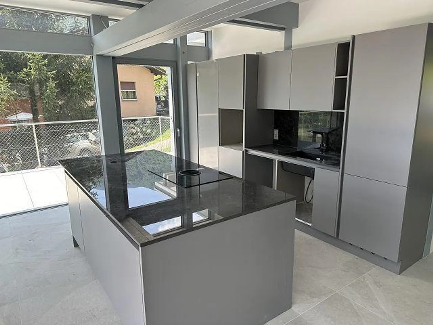 6 1/2-Room Villa in a Very Sunny, Quiet Location with a View - Photo 4 of 28