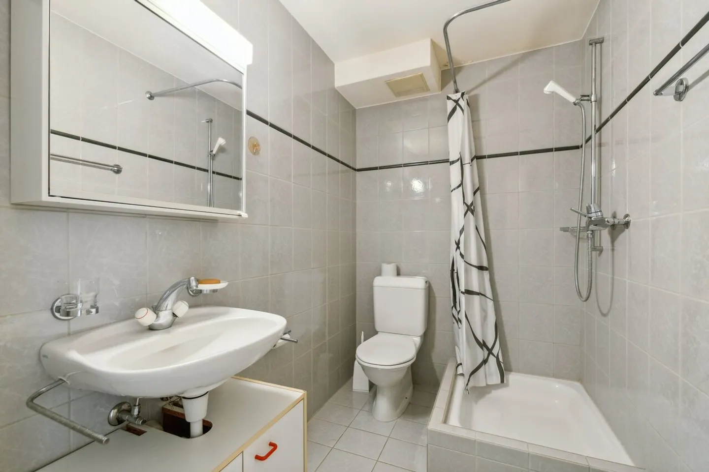 Familienfreundliches Mittelhaus mit viel Platz - Foto 6 von 8