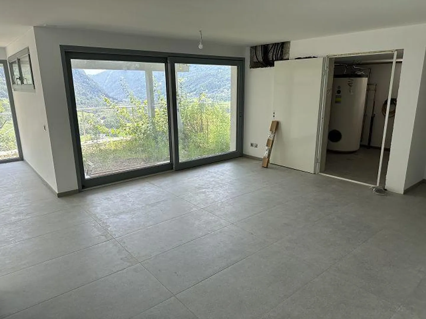 6 1/2-Room Villa in a Very Sunny, Quiet Location with a View - Photo 7 of 28