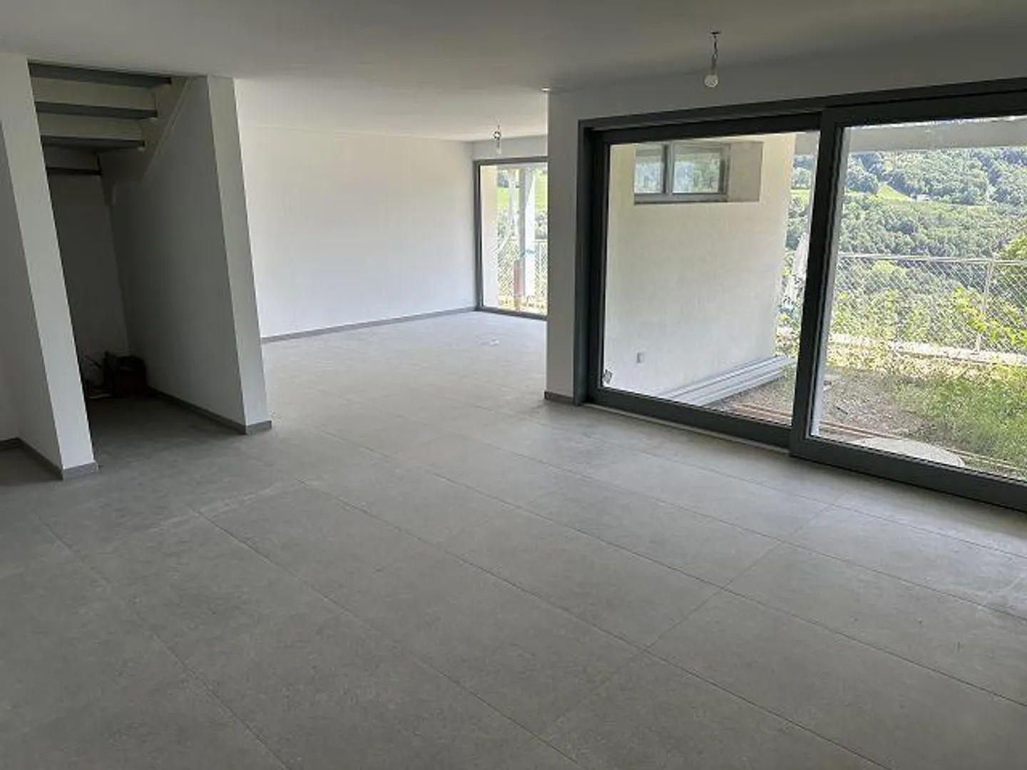 6 1/2-Room Villa in a Very Sunny, Quiet Location with a View - Photo 8 of 28