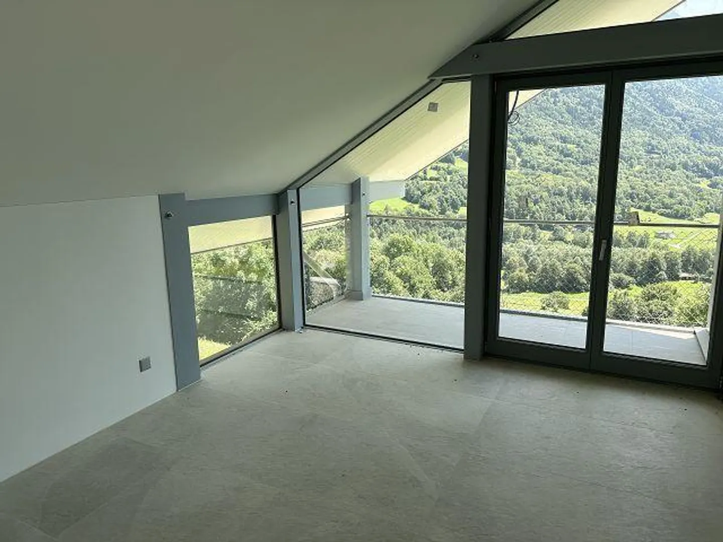 6 1/2-Room Villa in a Very Sunny, Quiet Location with a View - Photo 10 of 28