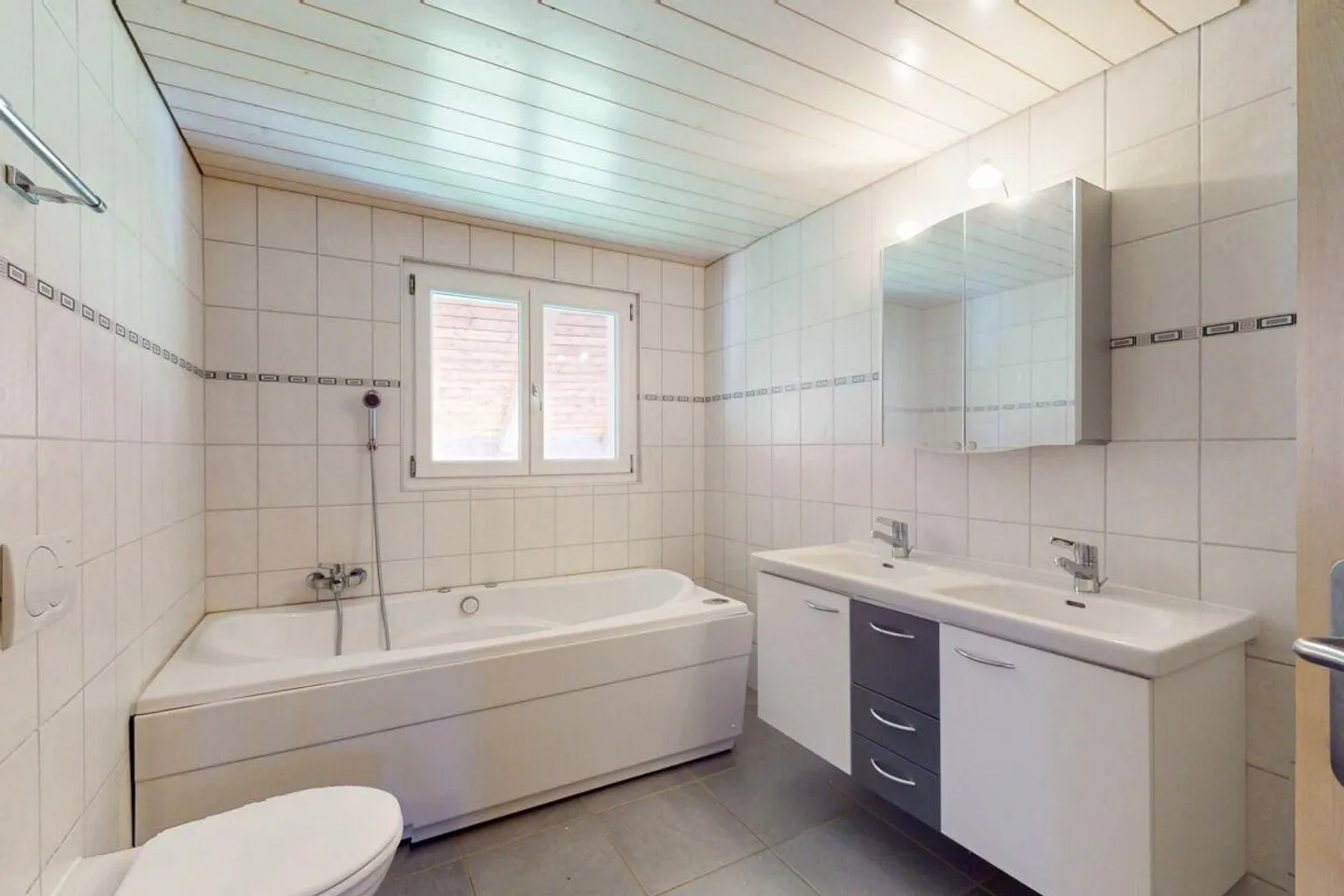 Cozy Apartment with Mountain View - Photo 12 of 13