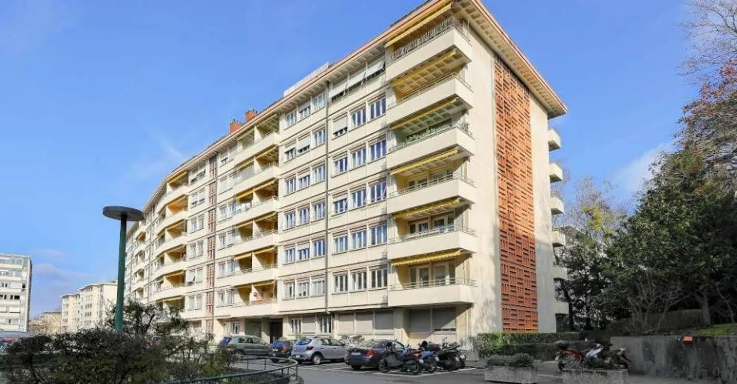 Penthouse apartment in the Eaux-Vives district - Photo 1 of 10
