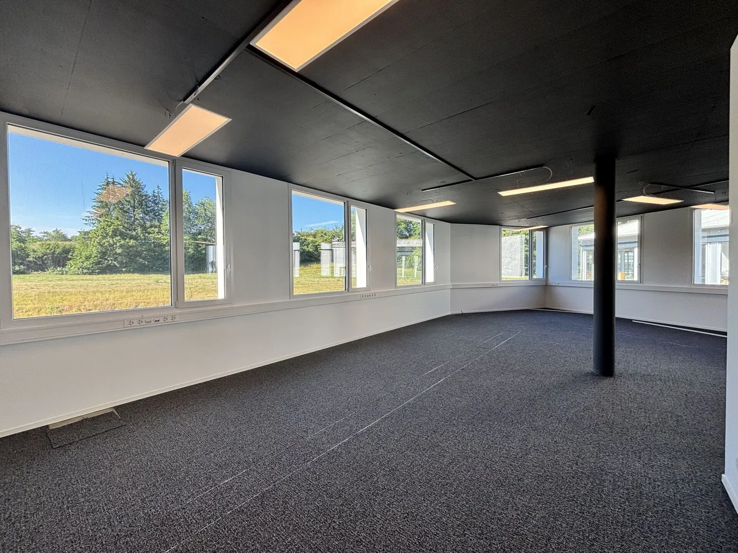 Moudon hall with good height for rent - Photo 3 of 8