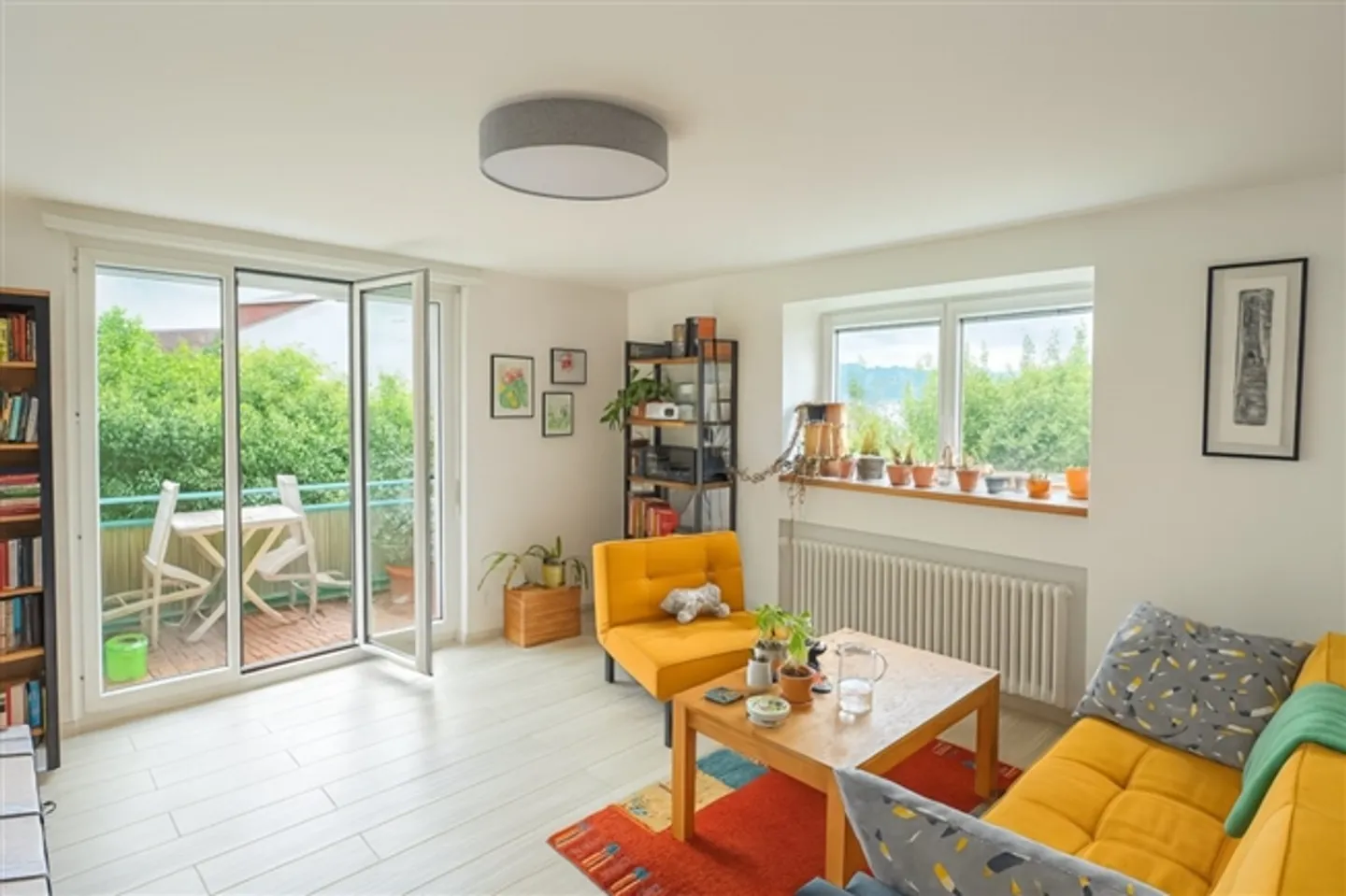 SUNNY BALCONY WITH A VIEW TO UETLIBERG - Photo 3 of 8