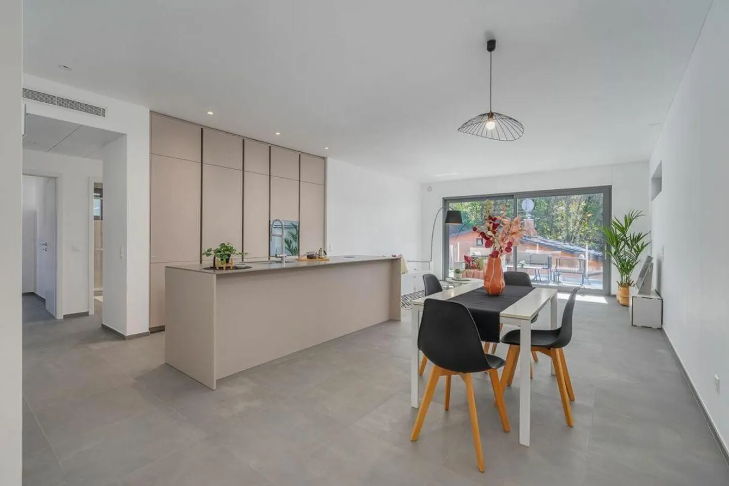 PREGASSONA · ELEGANT 4½ ROOM GROUND FLOOR APARTMENT WITH GARDEN - Photo 3 of 10