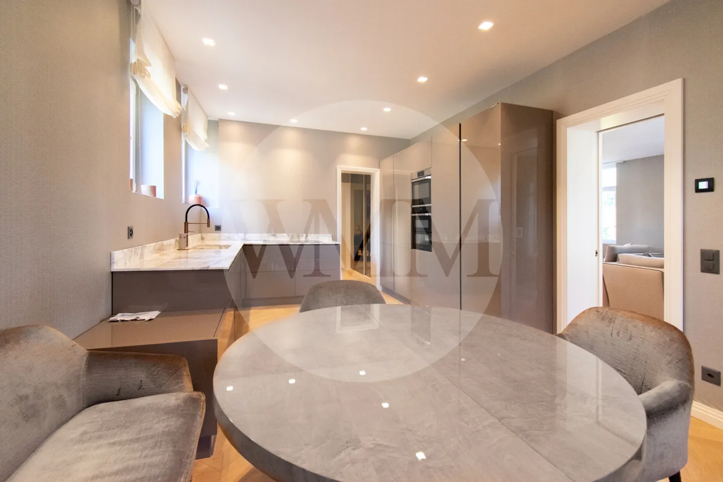 ELEGANT DUPLEX IN CITY CENTER WITH LAKE VIEW - Photo 9 of 22