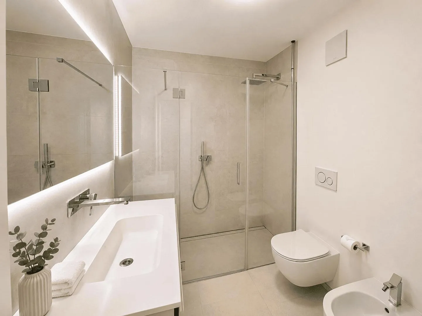 Modern Apartment with Pool - Photo 8 of 13