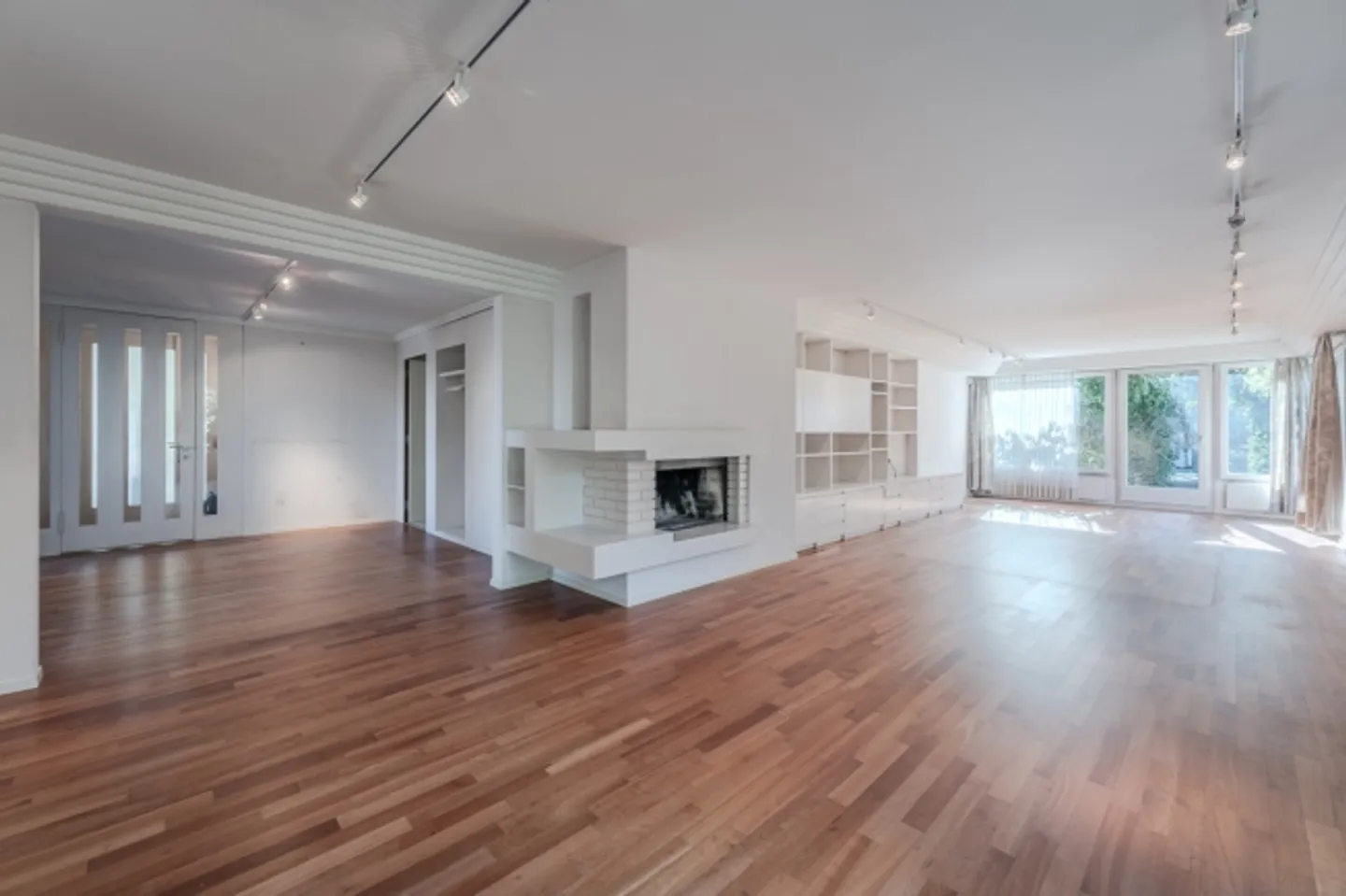 An architect's house on the edge of the forest; Living with style and privacy - Photo 3 of 5