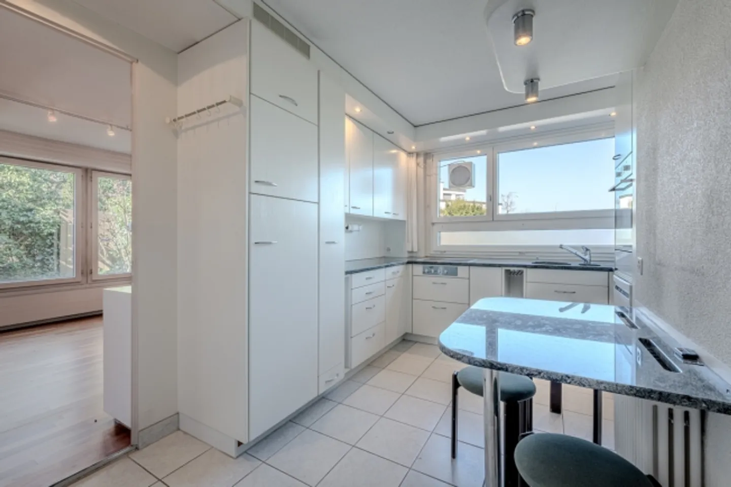 An architect's house on the edge of the forest; Living with style and privacy - Photo 4 of 5