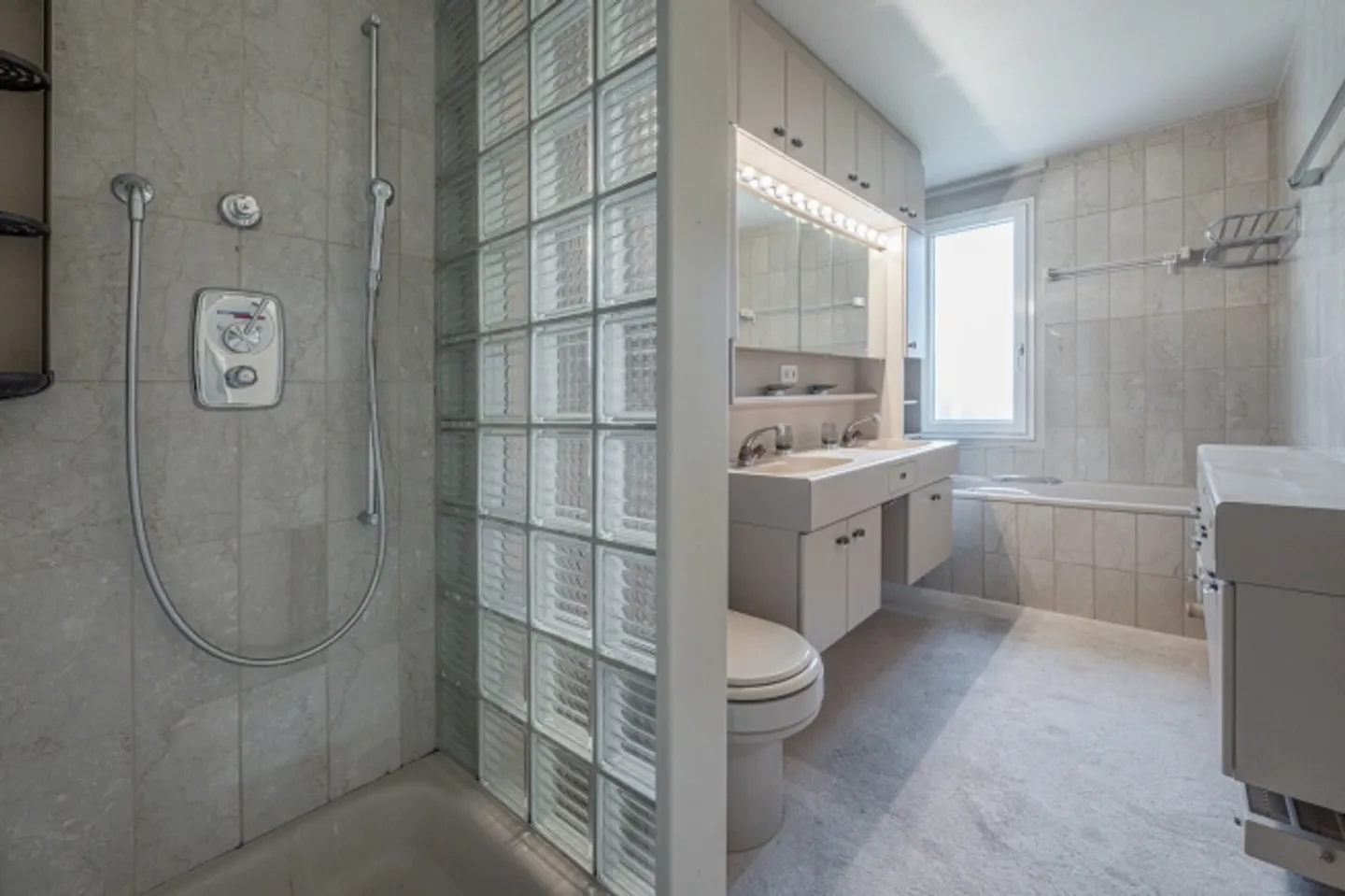 An architect's house on the edge of the forest; Living with style and privacy - Photo 5 of 5