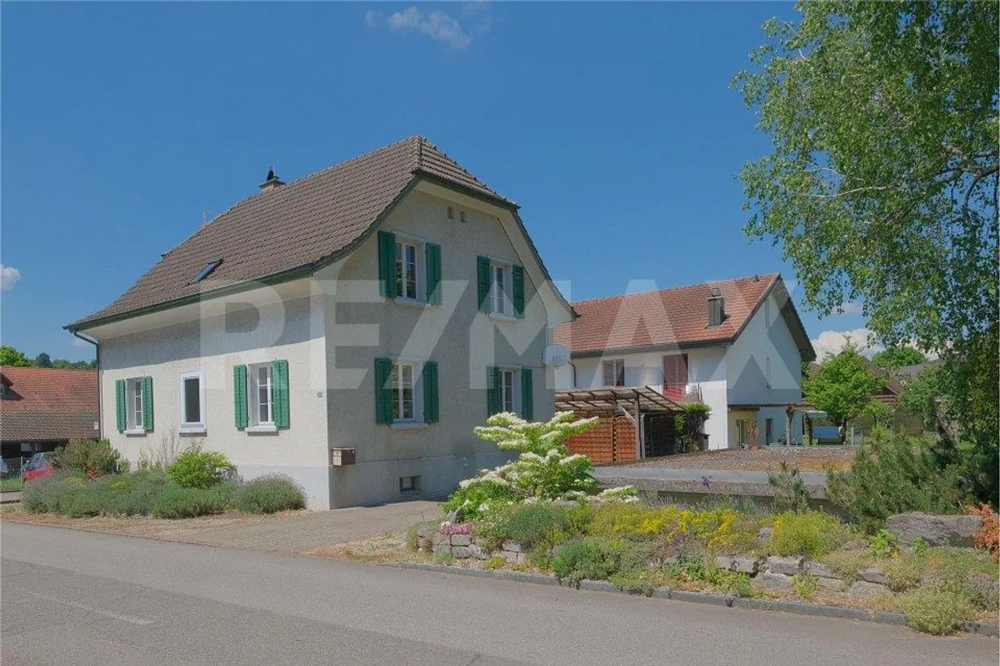Detached 4.5 Room House with Versatile Outbuilding - Photo 2 of 13