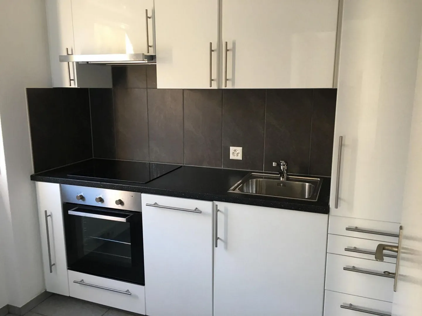 Moderno appartamento di 2,5 stanze con balcone e vista, ottime connessioni - Foto 1 di 6