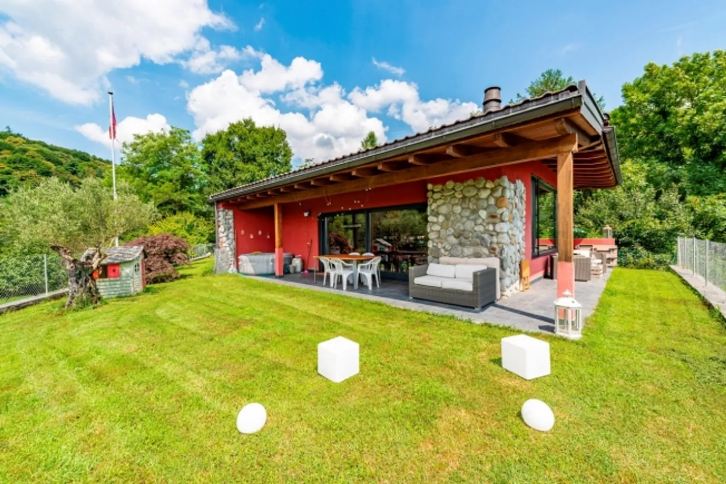 Beautiful semi-detached house in the green with lake view - Photo 12 of 17