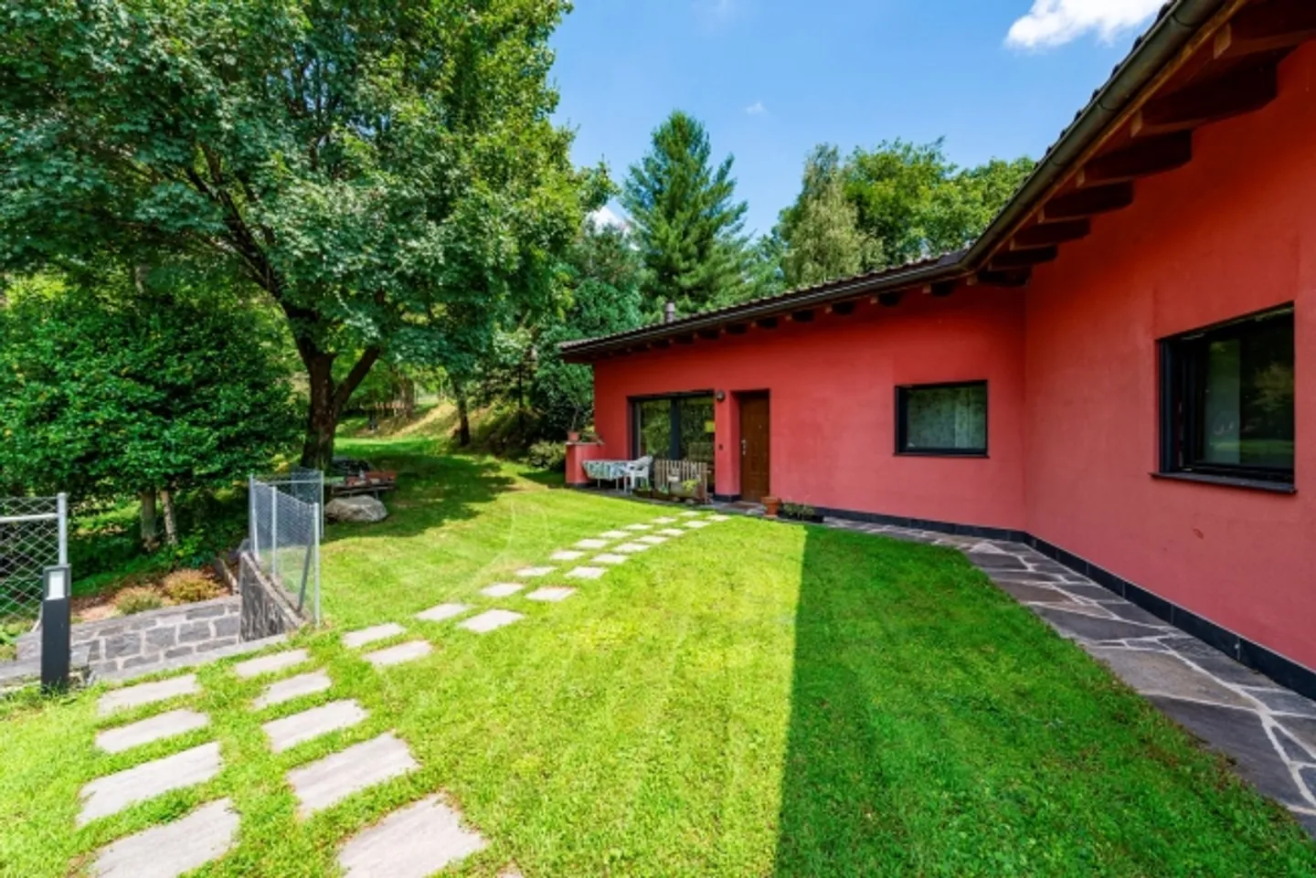 Beautiful semi-detached house in the green with lake view - Photo 14 of 17