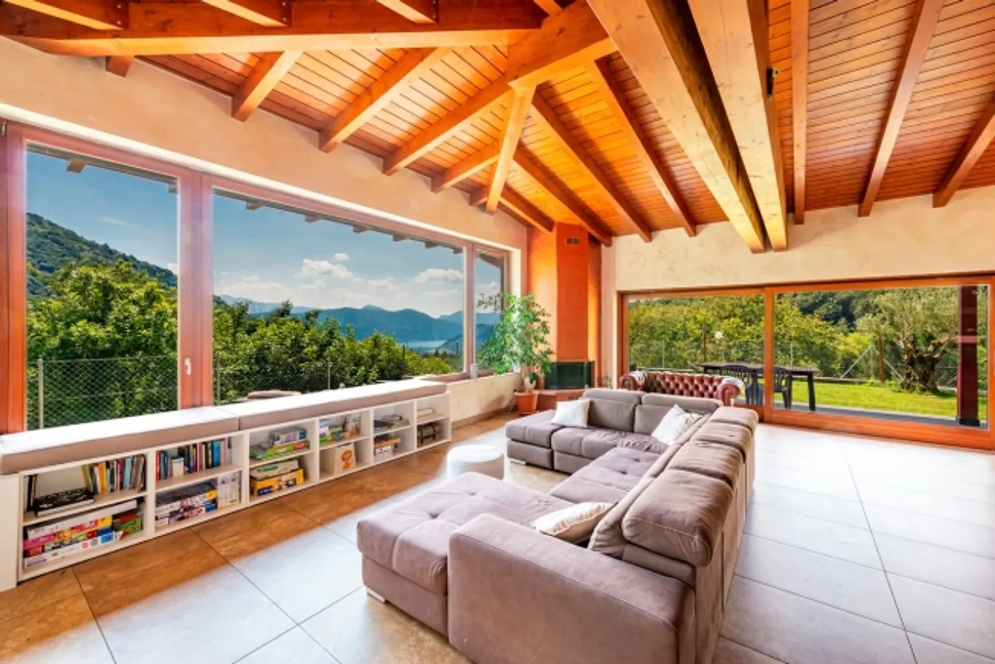 Beautiful semi-detached house in the green with lake view - Photo 1 of 17