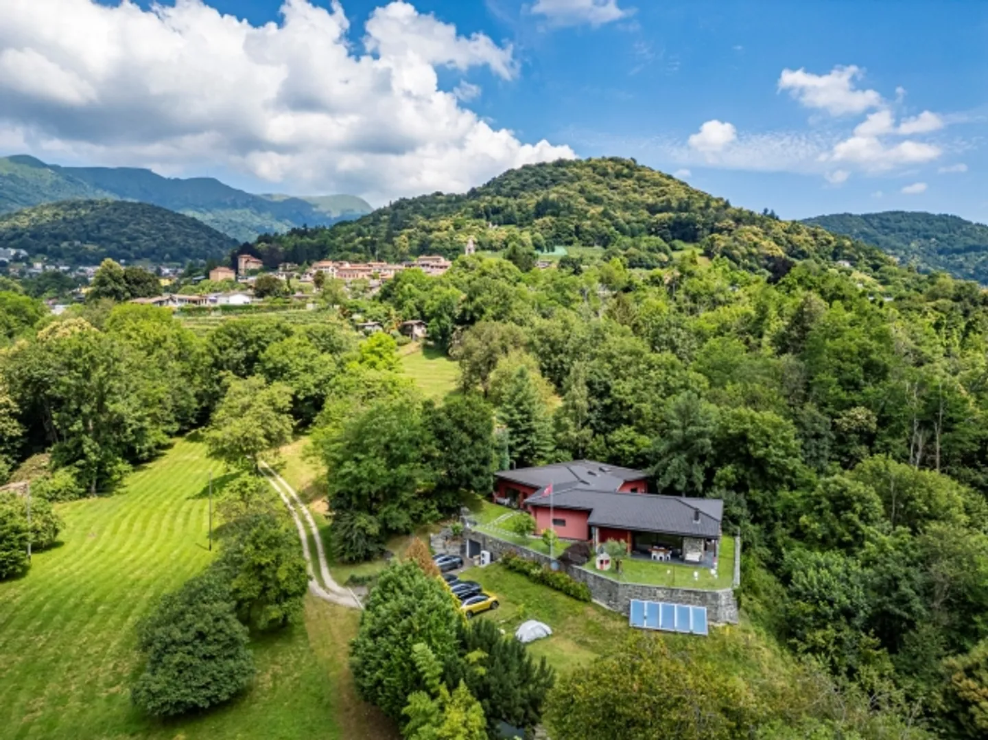 Beautiful semi-detached house in the green with lake view - Photo 16 of 17