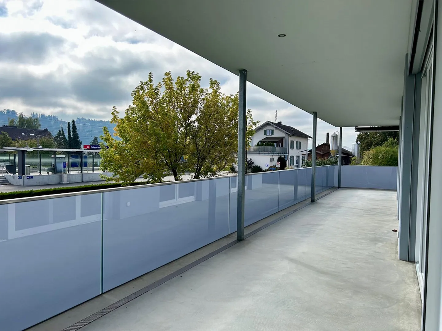 Appartement moderne de 4,5 pièces avec grand balcon - Photo 3 sur 12