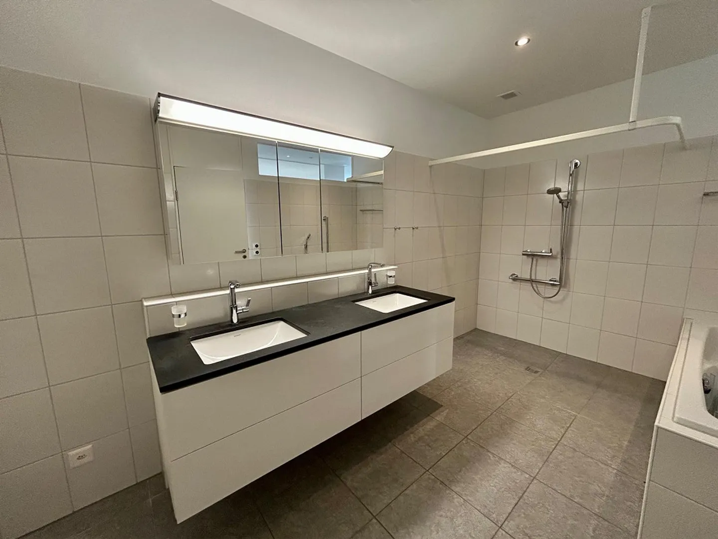 Appartement moderne de 4,5 pièces avec grand balcon - Photo 7 sur 12