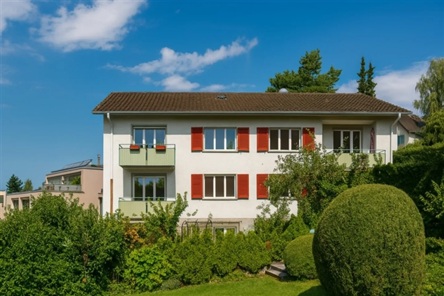 SUNNY BALCONY WITH A VIEW TO UETLIBERG - Photo 7 of 8