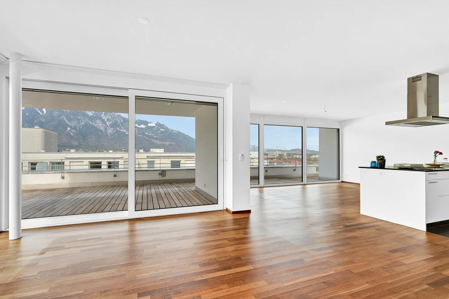 Geräumige Attikawohnung mit Terrasse - Foto 4 von 11