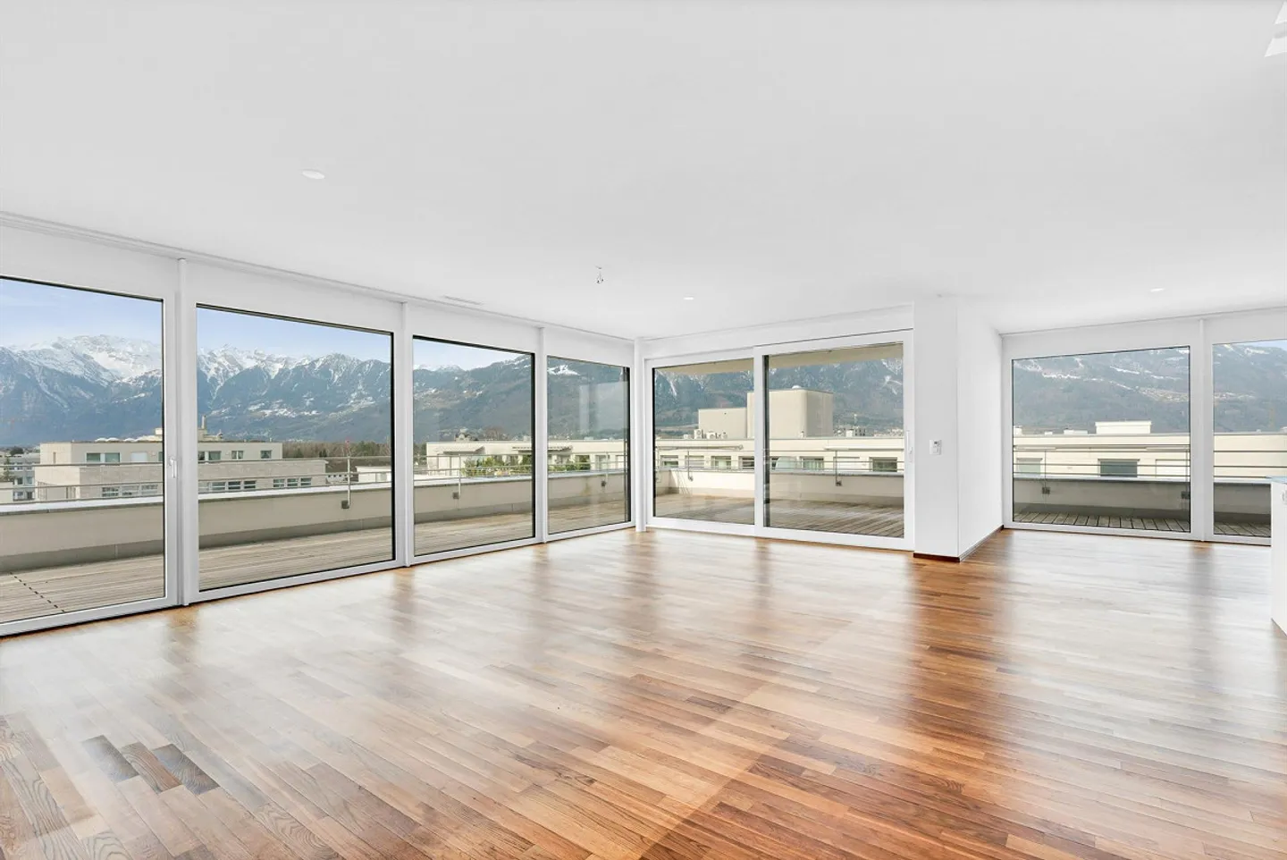 Geräumige Attikawohnung mit Terrasse - Foto 8 von 11