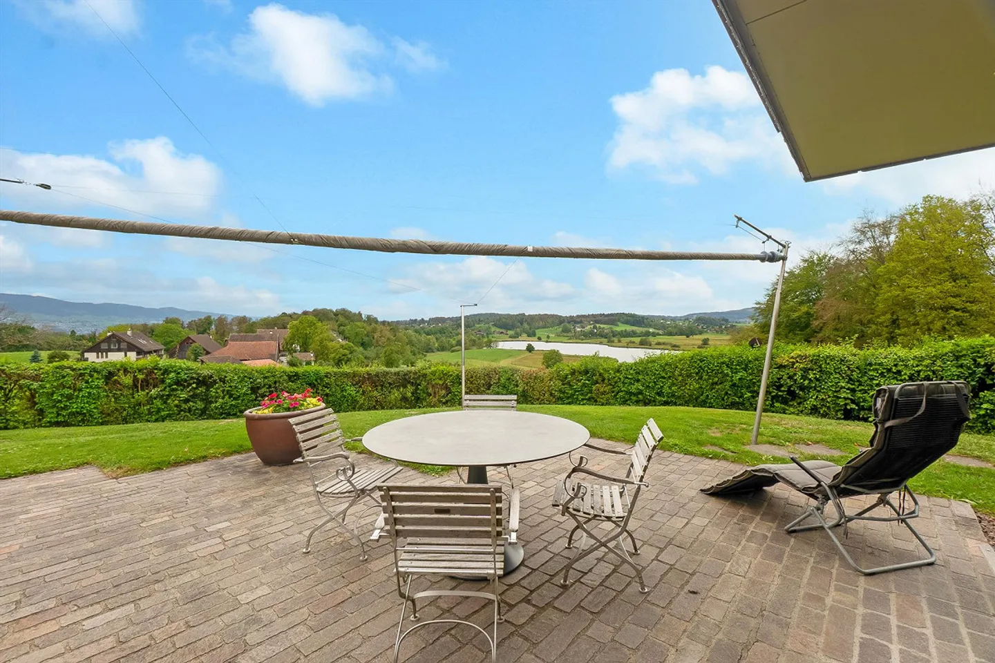 Rarity with pure nature: Stylish villa in phenomenal landscape - Photo 2 of 4