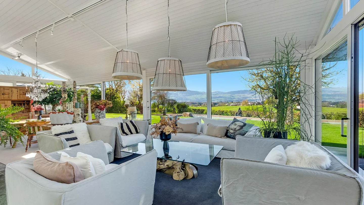 Rarity with pure nature: Stylish villa in phenomenal landscape - Photo 3 of 4