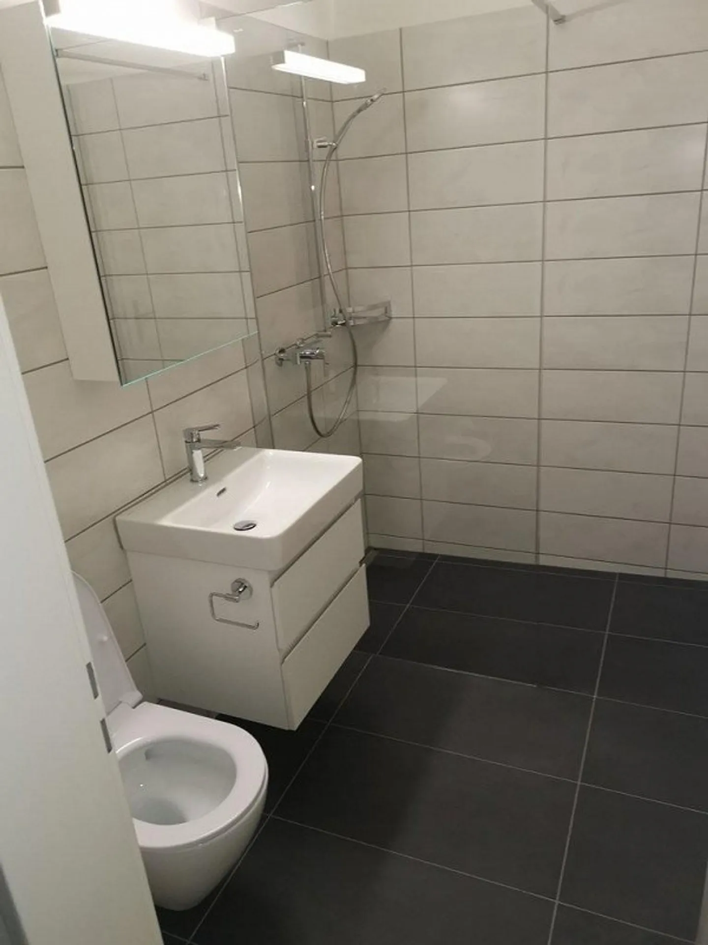 Appartement moderne dans un emplacement central - Photo 6 sur 7