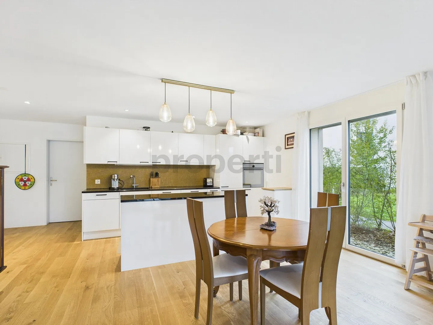 Moderne, familiale 4.5 pièces appartement de jardin incluant deux garages... - Photo 2 sur 12