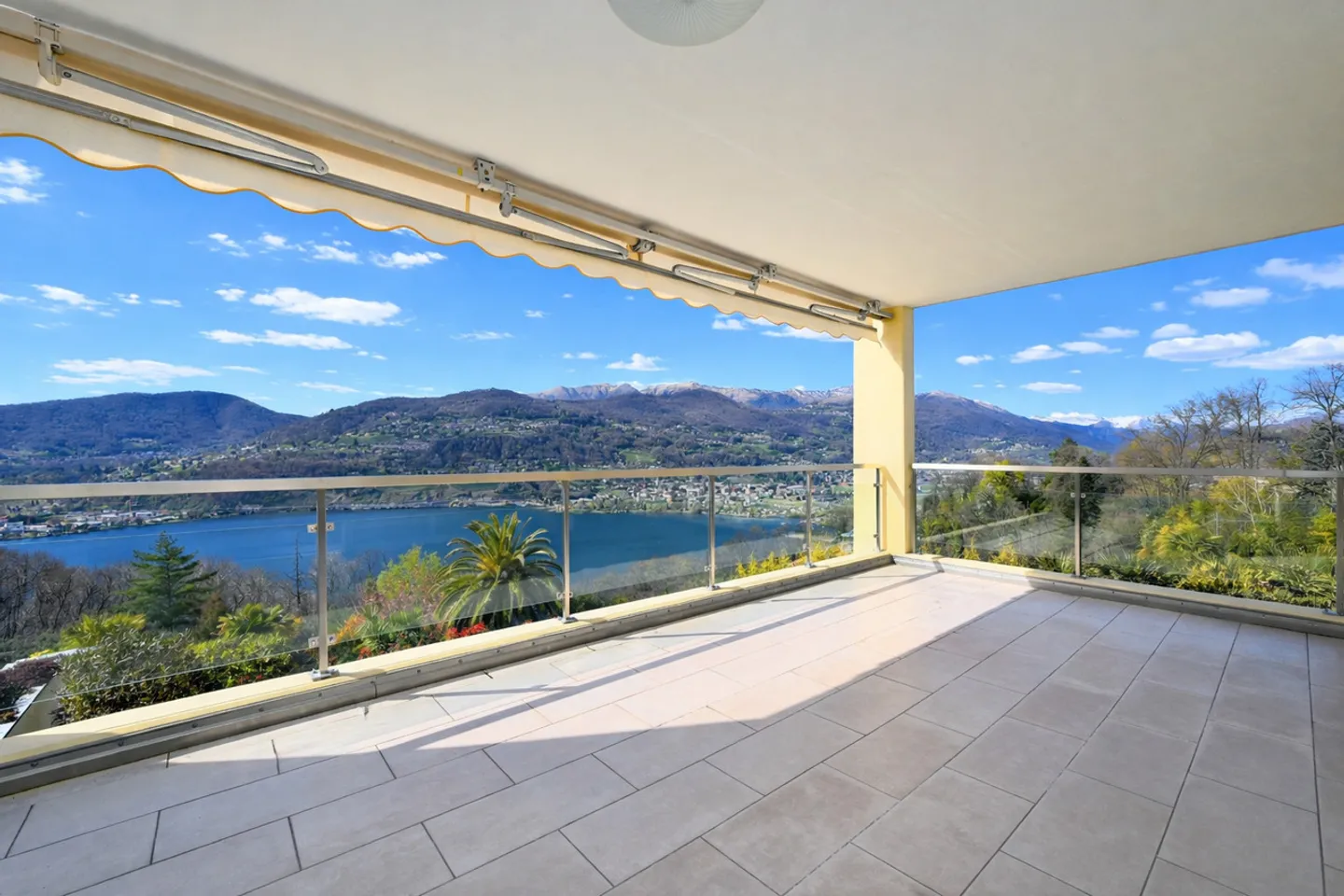 Raffinato e Spazioso Appartamento con Magnifica Vista sul Lago - Foto 4 di 25