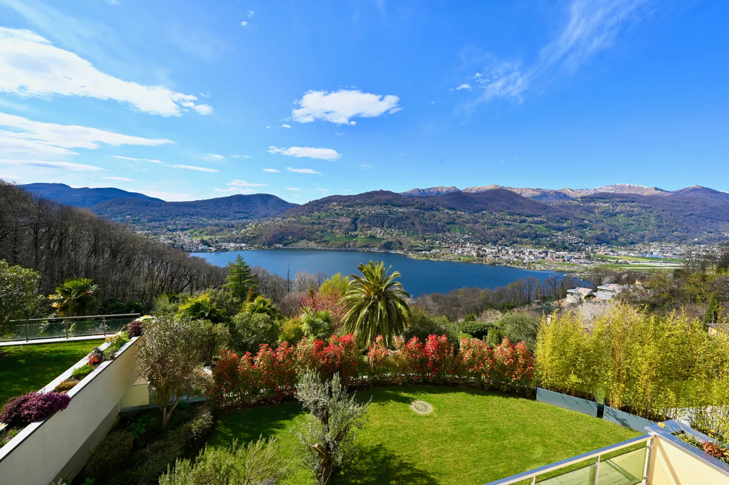 Raffinato e Spazioso Appartamento con Magnifica Vista sul Lago - Foto 5 di 25