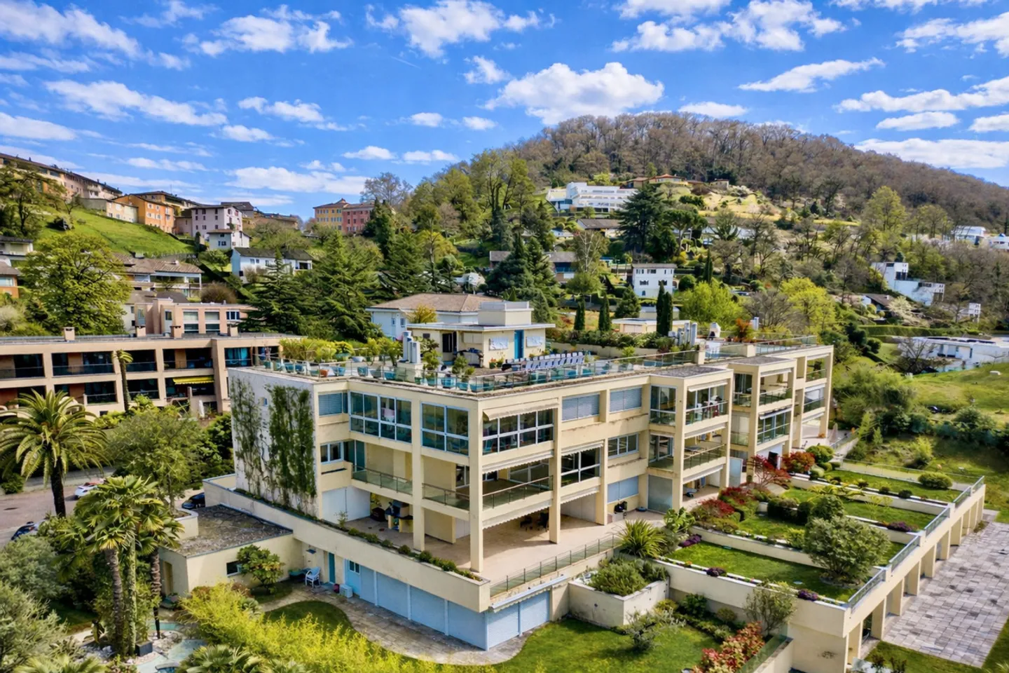 Raffinato e Spazioso Appartamento con Magnifica Vista sul Lago - Foto 6 di 25