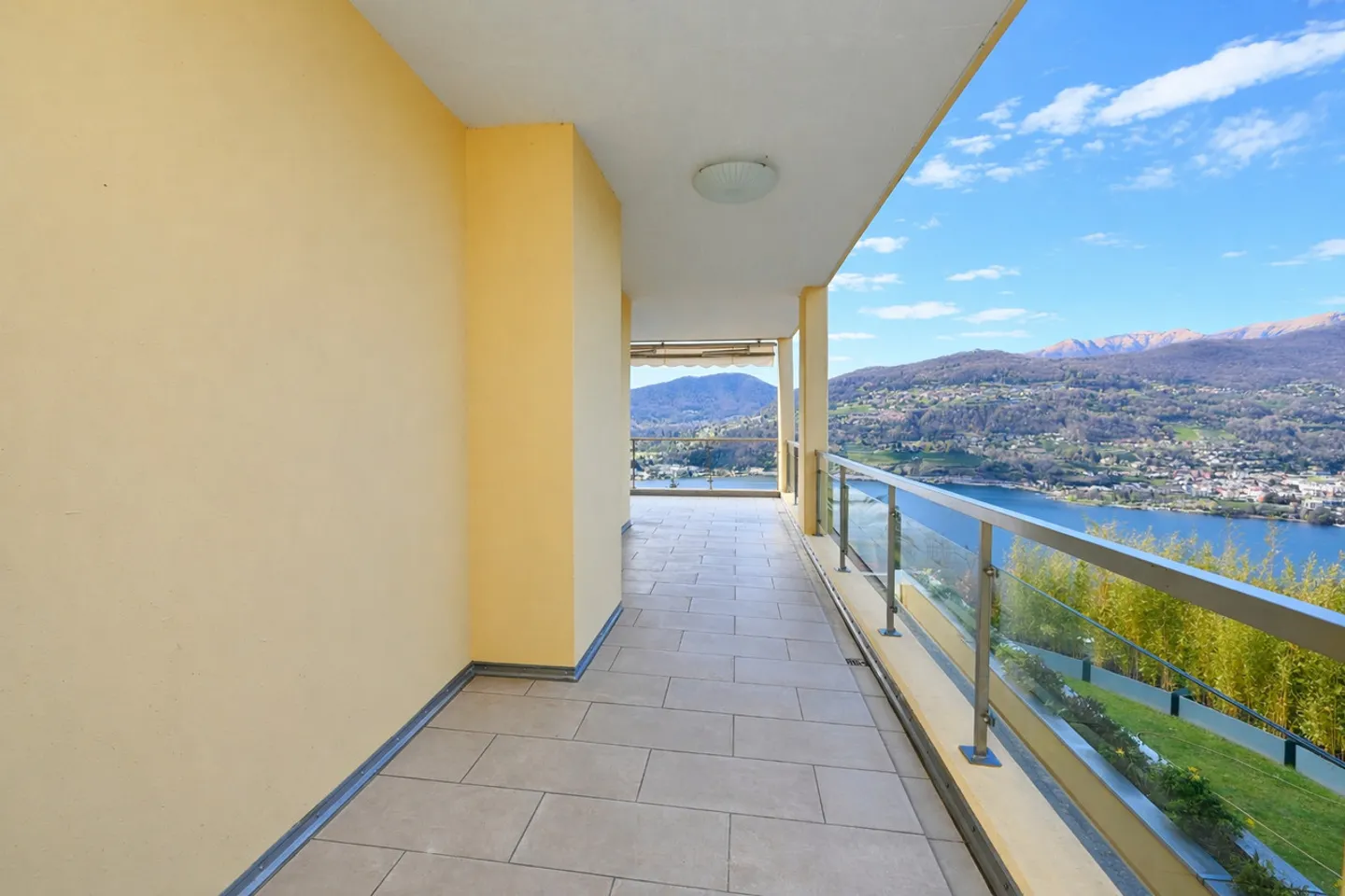 Raffinato e Spazioso Appartamento con Magnifica Vista sul Lago - Foto 9 di 25