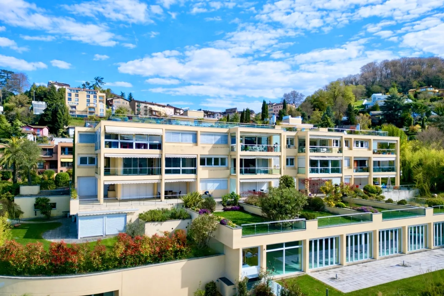 Raffinato e Spazioso Appartamento con Magnifica Vista sul Lago - Foto 7 di 25
