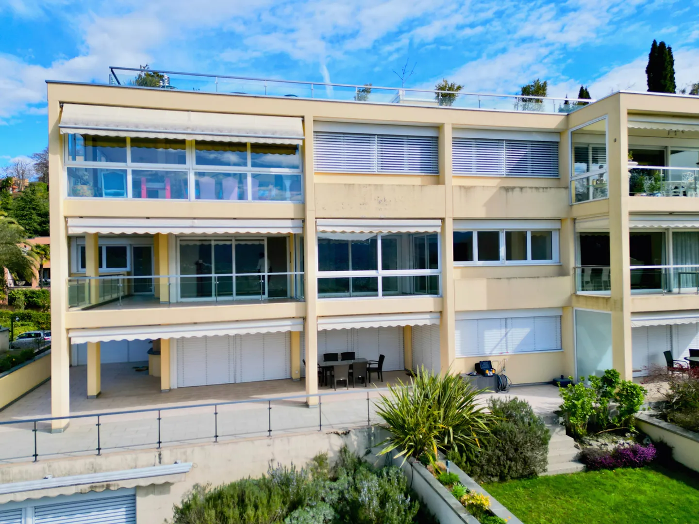 Raffinato e Spazioso Appartamento con Magnifica Vista sul Lago - Foto 8 di 25