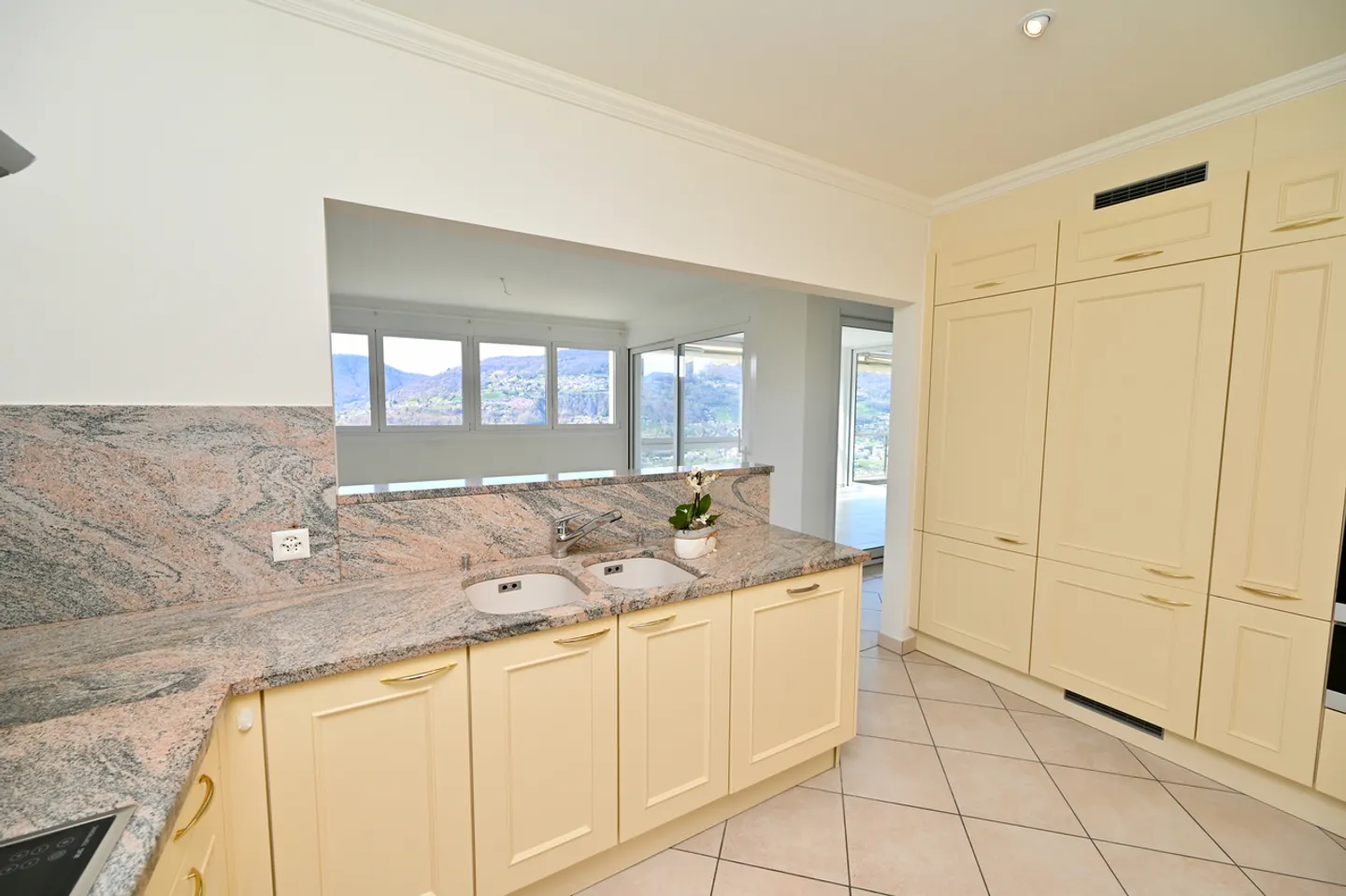 Raffinato e Spazioso Appartamento con Magnifica Vista sul Lago - Foto 12 di 25