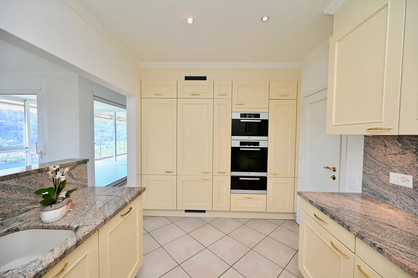 Raffinato e Spazioso Appartamento con Magnifica Vista sul Lago - Foto 13 di 25