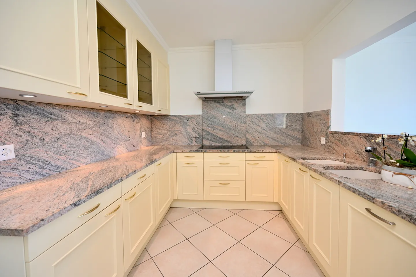 Raffinato e Spazioso Appartamento con Magnifica Vista sul Lago - Foto 14 di 25