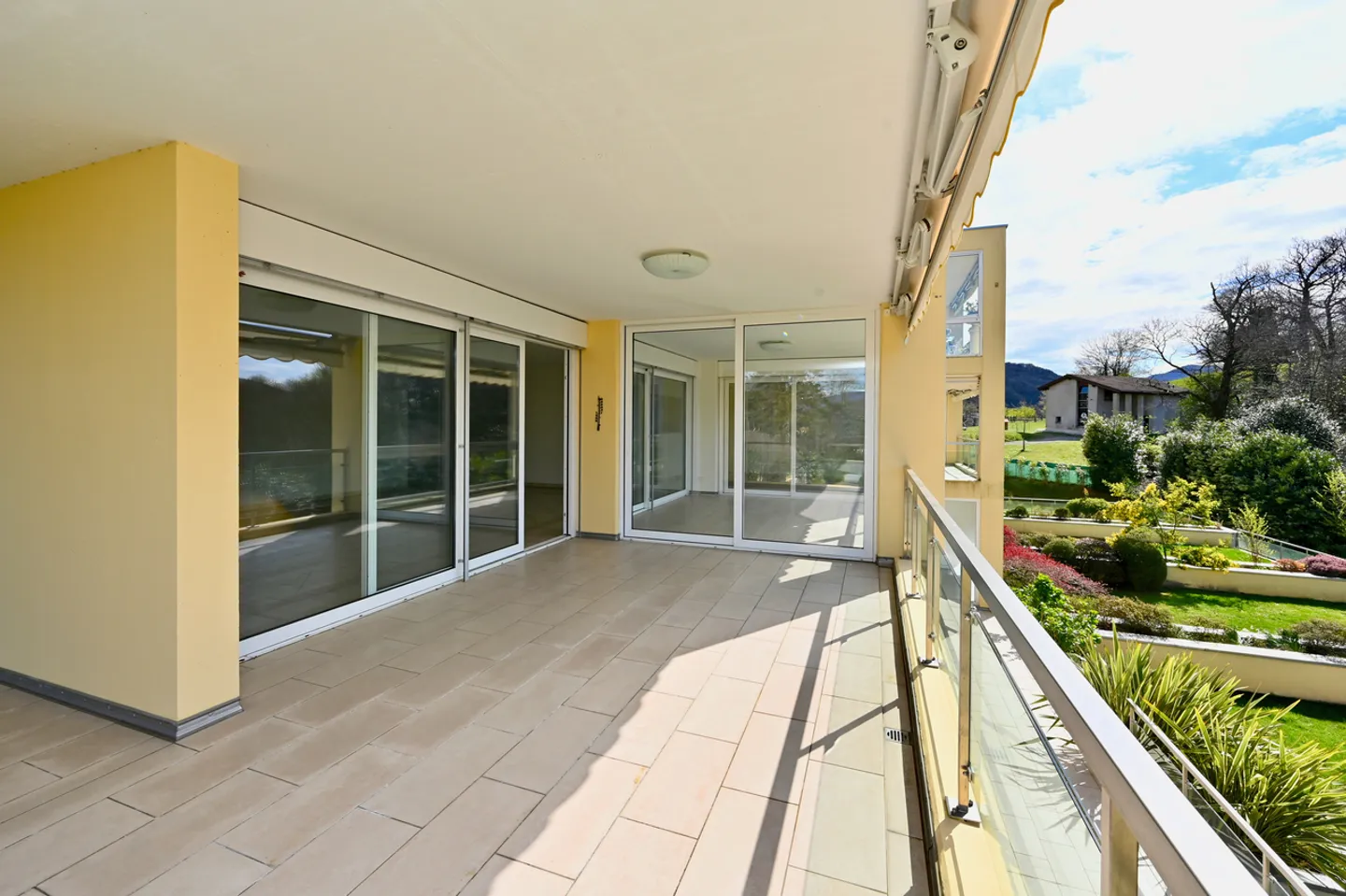 Raffinato e Spazioso Appartamento con Magnifica Vista sul Lago - Foto 15 di 25