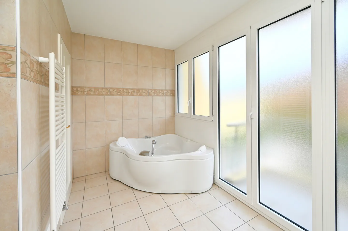 Raffinato e Spazioso Appartamento con Magnifica Vista sul Lago - Foto 17 di 25