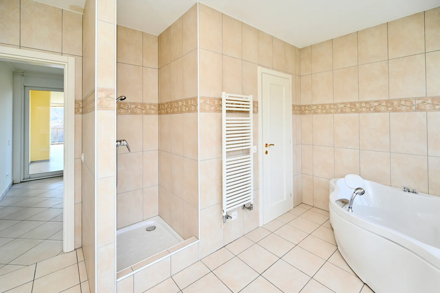 Raffinato e Spazioso Appartamento con Magnifica Vista sul Lago - Foto 18 di 25