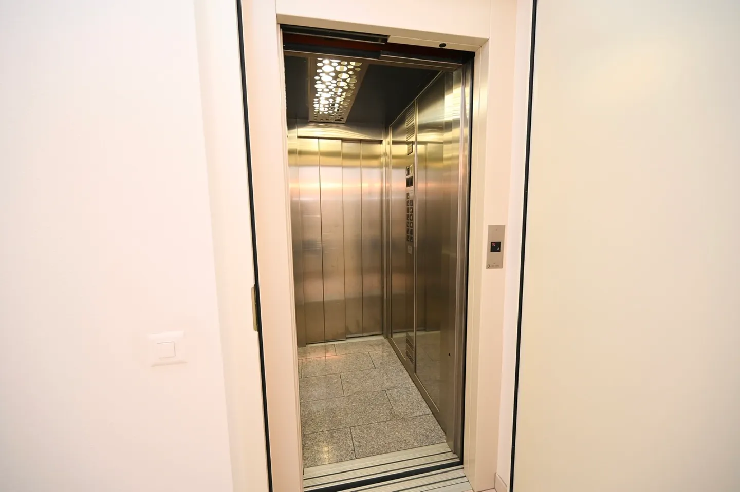 Raffinato e Spazioso Appartamento con Magnifica Vista sul Lago - Foto 24 di 25